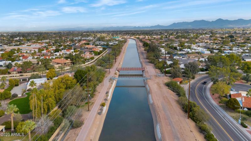 5311 N Woodmere Fairway-large-040-003-53