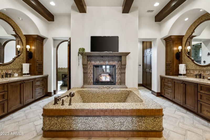 Gas Fireplace and Soaking Tub