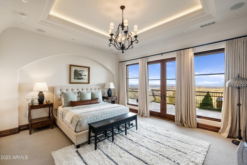 Coved Ceiling Primary Suite