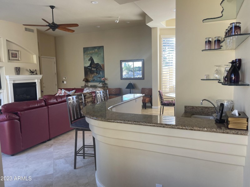 BAR BETWEEN FAMILY AND DINING RM