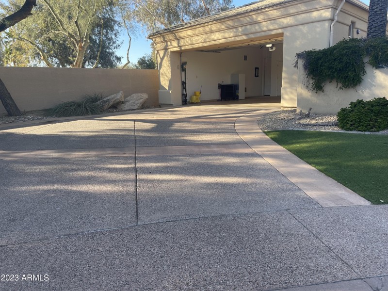 CURVED PEBBLED DRIVEWAY