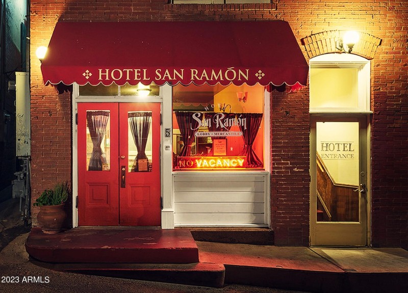 Hotel Lobby & Entrance