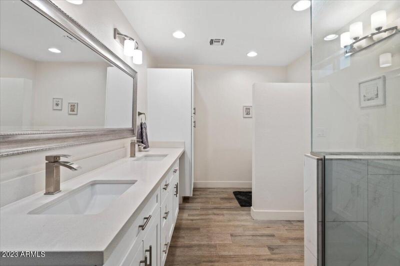 Double Sink and Spacious Bathroom