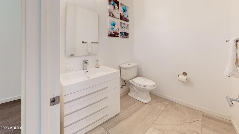 1202-E-Colter-St-Bathroom(2)