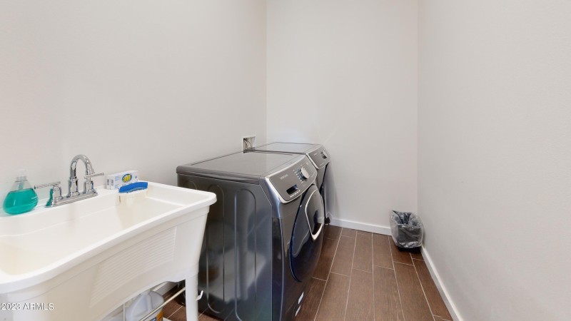 1202-E-Colter-St-Laundry