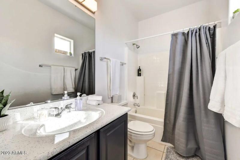 153 N Greenwood 3rd bathroom