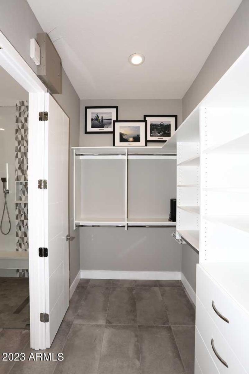 Guest Bedroom-closet2