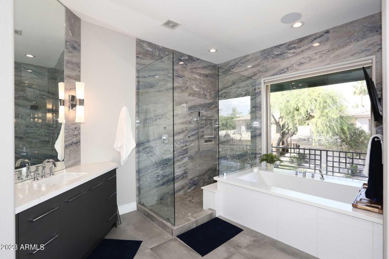 PrimaryPrimary BathTub and Shower