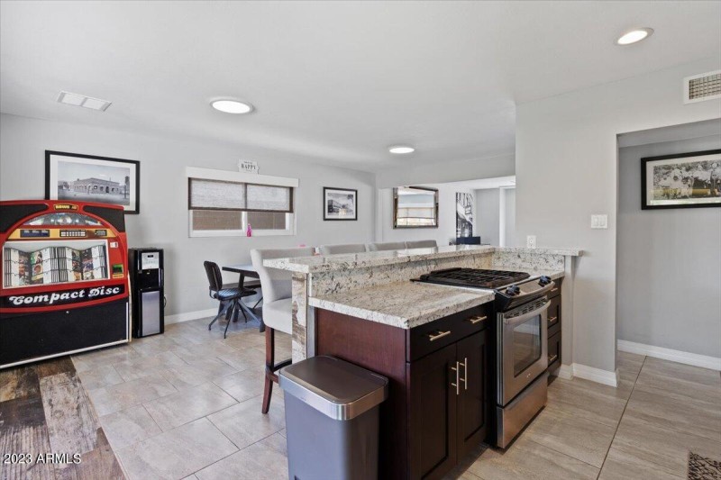 Kitchen & Dining Room PLUS jukebox