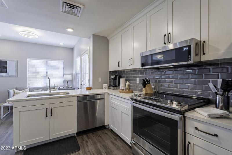 Beautiful Bright Kitchen