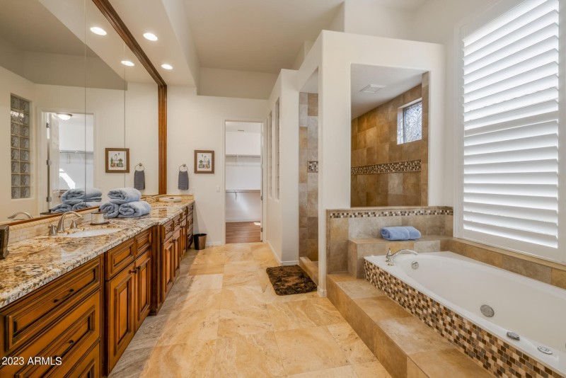 21)MASTER BATH