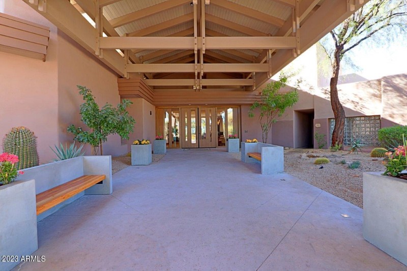 1.2 Golf Club Entrance