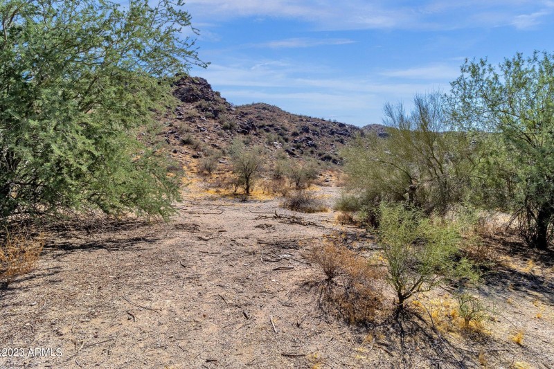 5-web-or-mls-2105-e-beth-dr