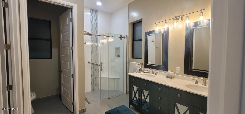 2906 Acacia master bathroom 1