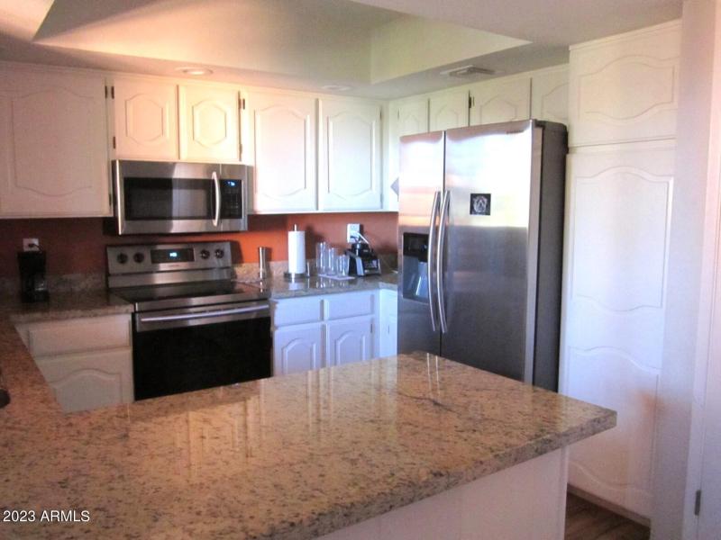 5 402 WELL STOCKED KITCHEN