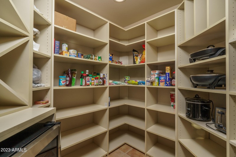 37) PANTRY
