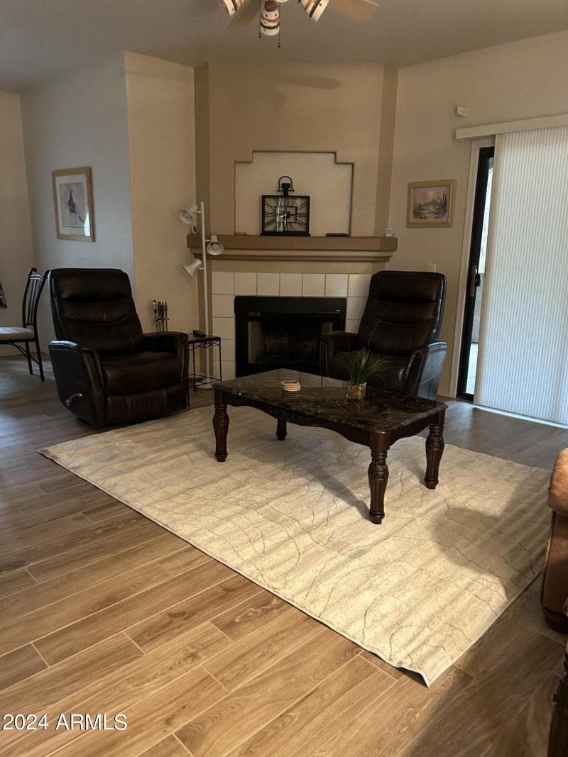 SPACIOUS LIVING ROOM