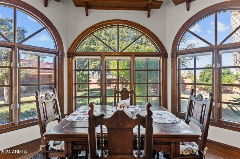 Kitchen Eat-in Area