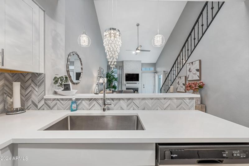 15-1717EUHD1052-ocupix 3-8