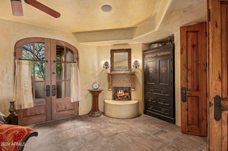 22-web-or-mls-Primary Suite Sitting Area