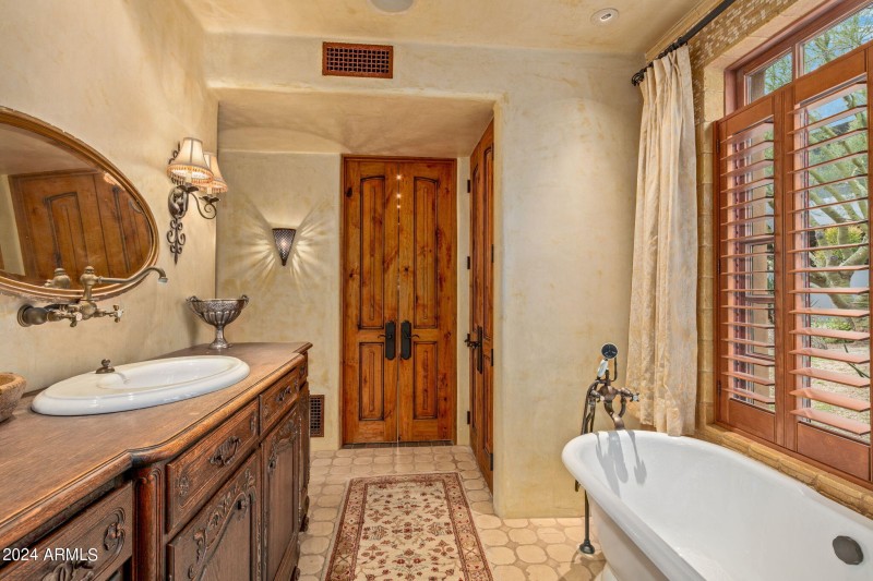 25-web-or-mls-Primary Bath Details