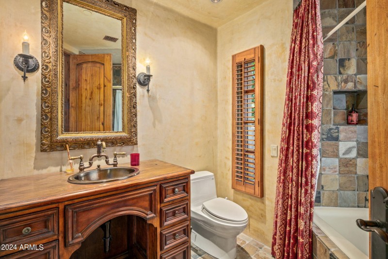 32-web-or-mls-Ensuite 3 Bath