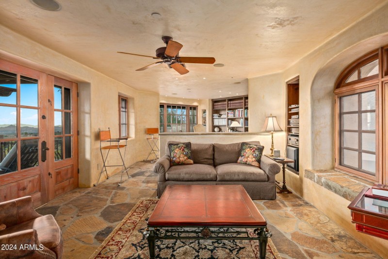 35-web-or-mls-Upstairs Suite Details