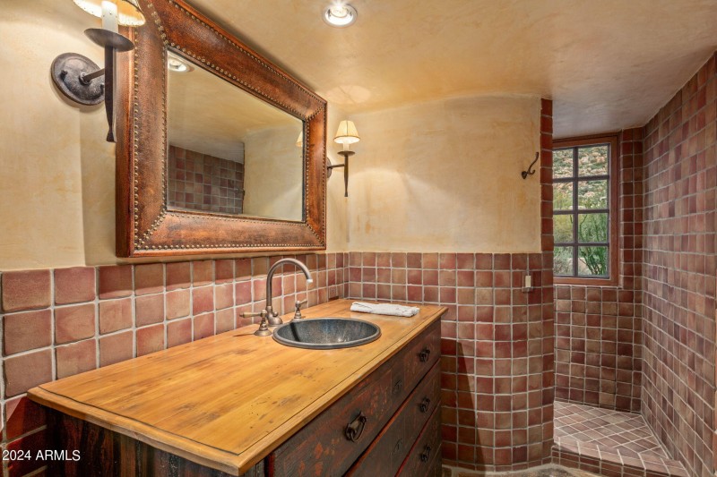 37-web-or-mls-Upstairs Bath