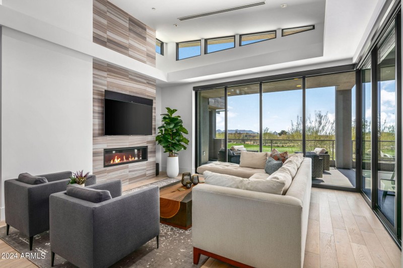 18-web-or-mls-Living Room