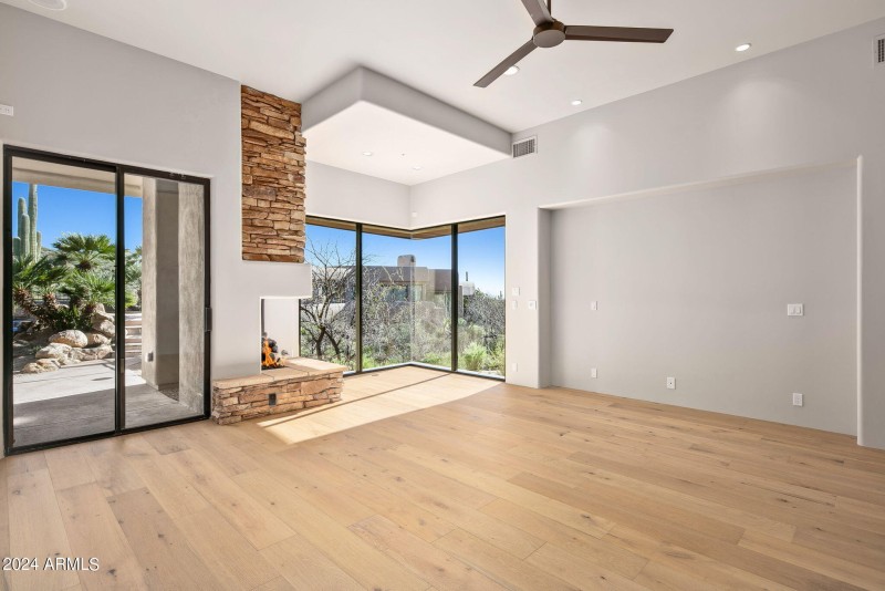 32-web-or-mls-Primary Suite