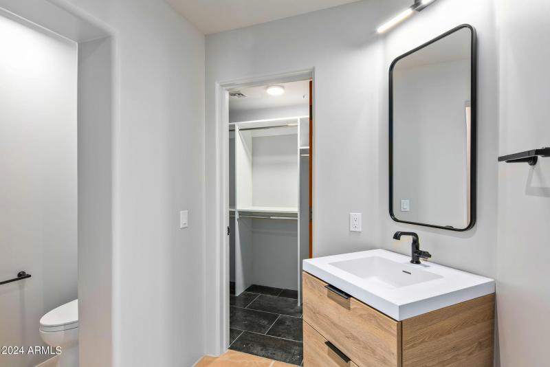 42-web-or-mls-Office Bath