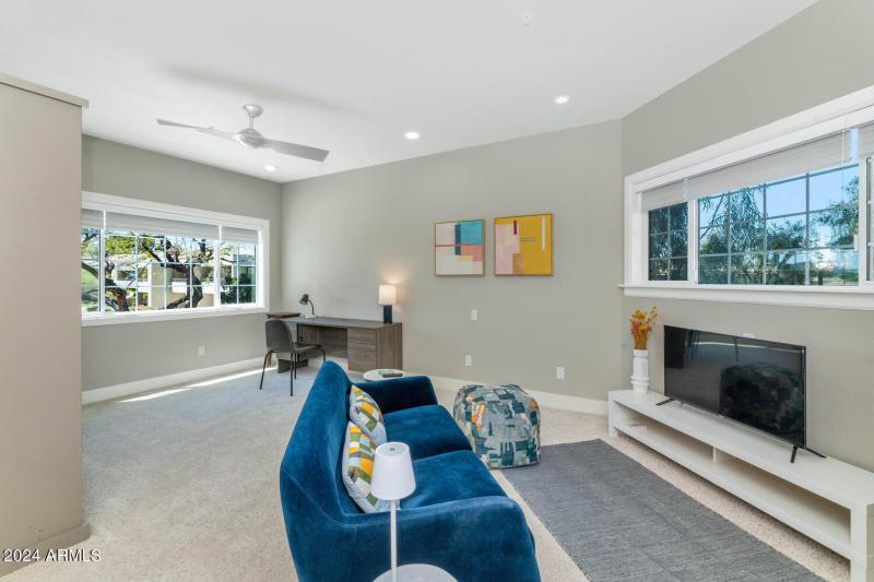 7710 E Gainey Ranch Rd-large-019-033-771