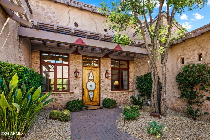 7-web-or-mls-Front Court Yards
