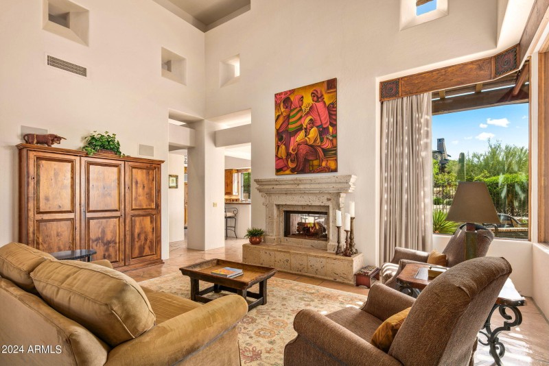 11-web-or-mls-Living Room Details