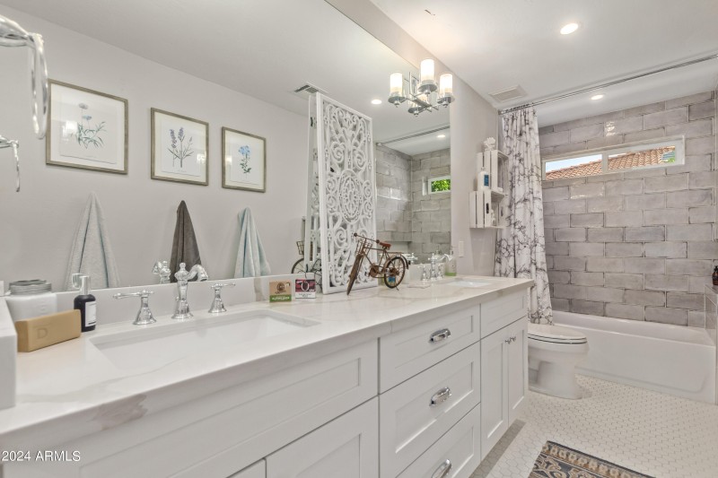HALL BATH WITH DOUBLE SINKS