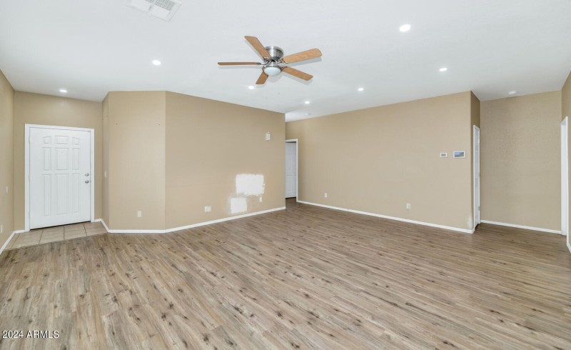 30200 N Desert Willow Blvd-large-003-008