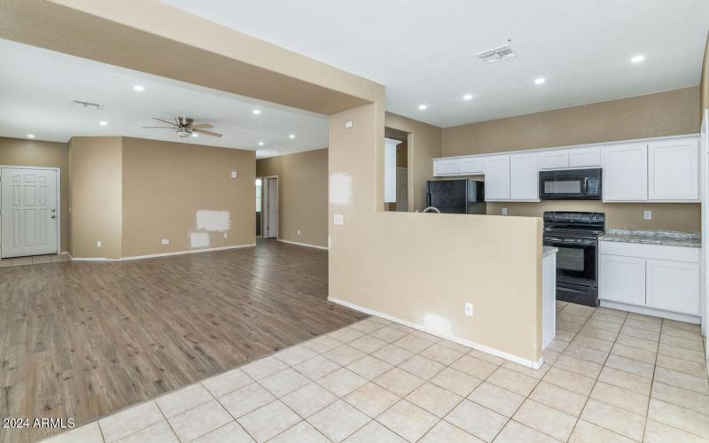 30200 N Desert Willow Blvd-large-008-010