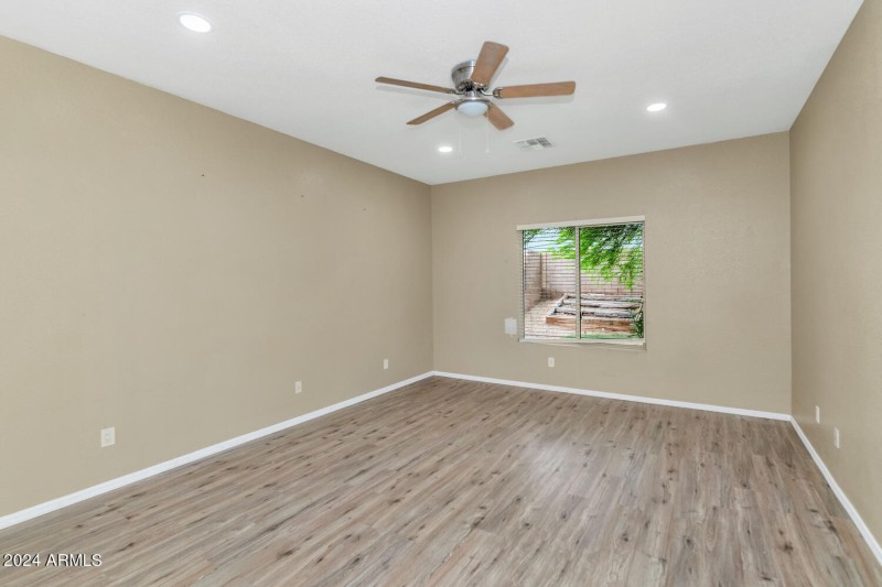 30200 N Desert Willow Blvd-large-012-012