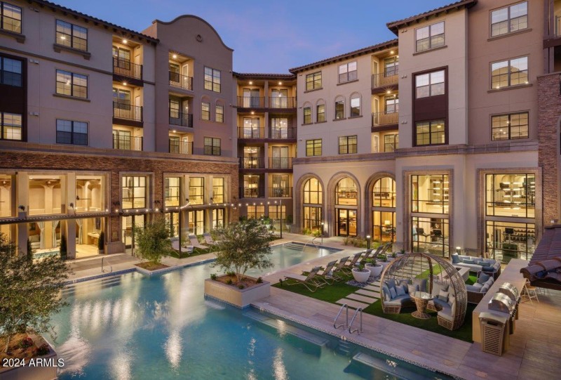 Manor_Scottsdale_Pool_Courtyard_Elevated