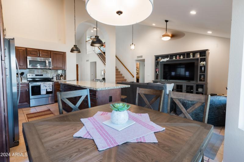 Eat-in kitchen table & chairs