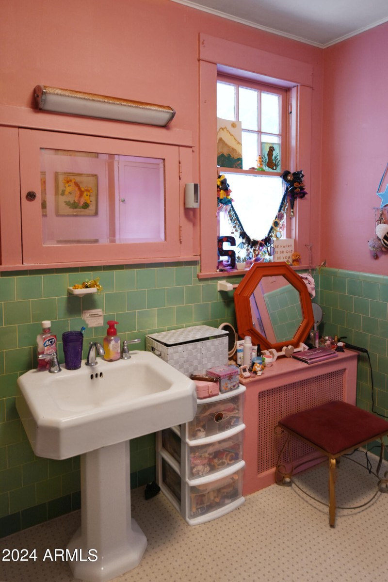 BATHROOM PINKGREEN1