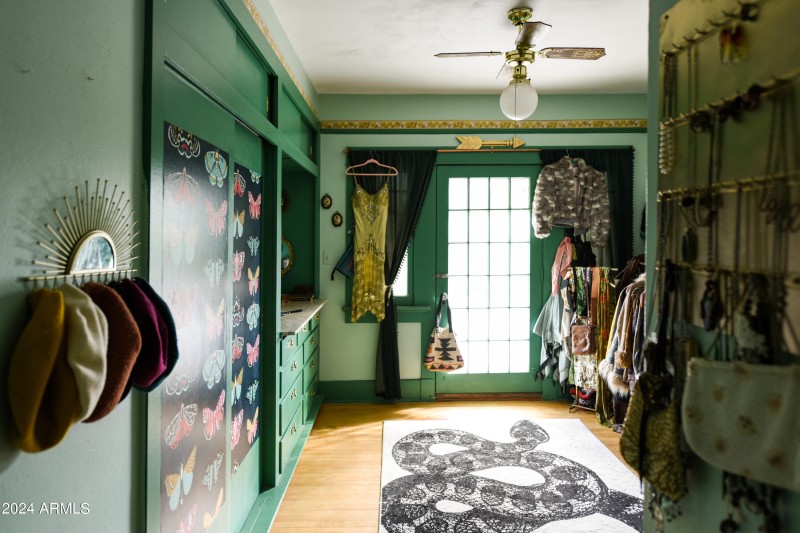 DRESSING ROOM6
