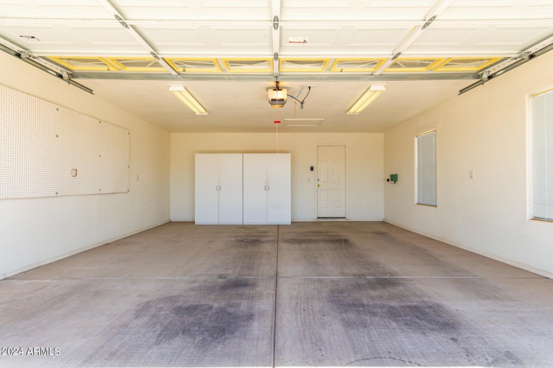 Rare Garage in Community