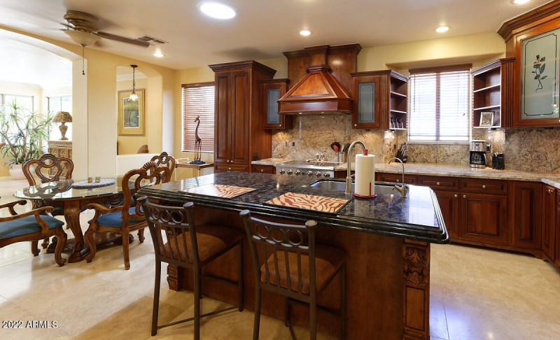 STUNNING KITCHEN