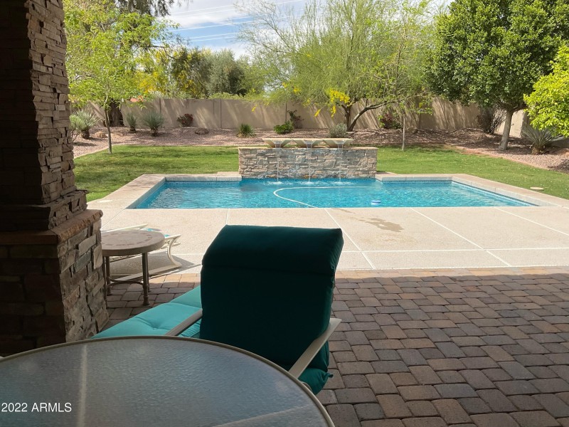 LARGE BACK YARD