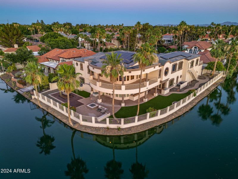 Luxurious Lakefront Living