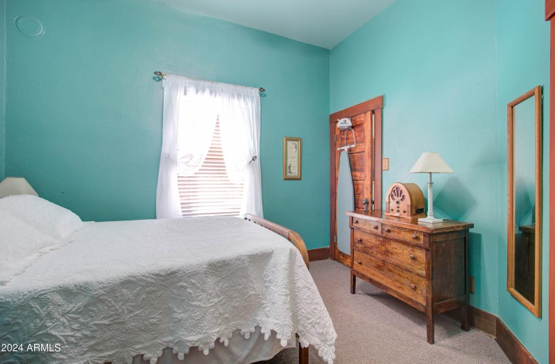 198 Chisholm Ave-47