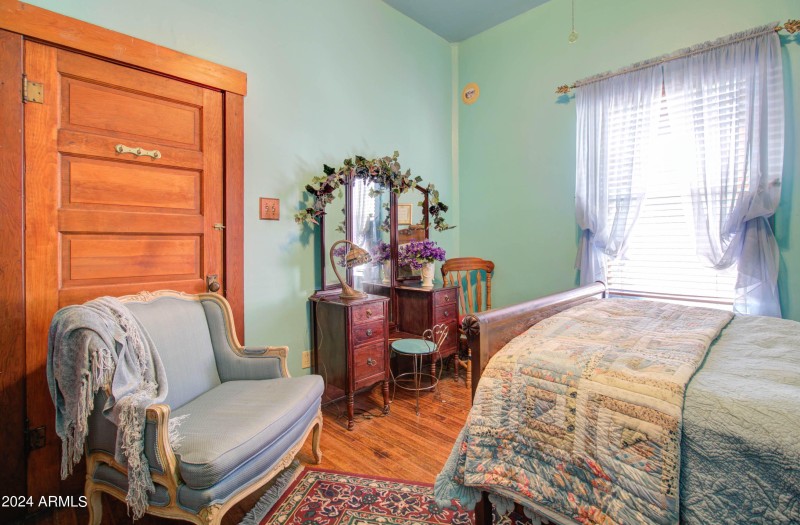 198 Chisholm Ave-57