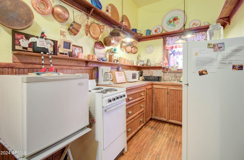 198 Chisholm Ave-60