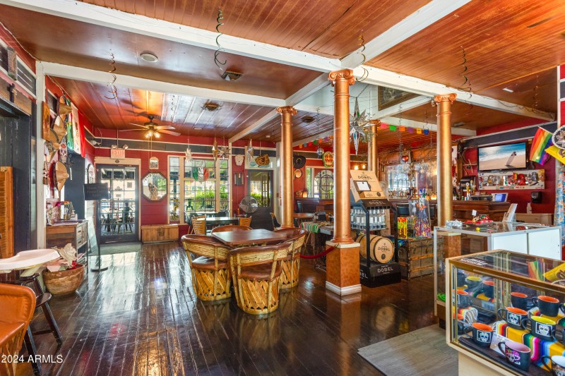 Bar/dining area
